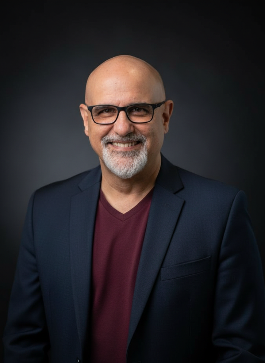 Edu Santoro, founder of Elos Studio, in a studio portrait